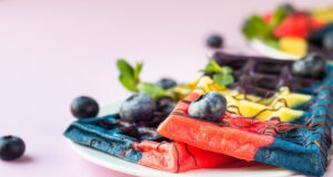 Préparez une recette de gaufre couleur arc-en-ciel framboise et basilic recette gaufre