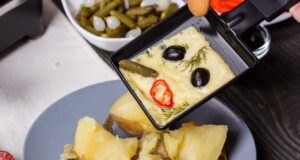 Maîtrisez la quantité de raclette par personne pour vos dîners festifs