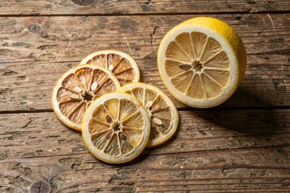 Tranches de citron séché à côté d'un citron frais coupé